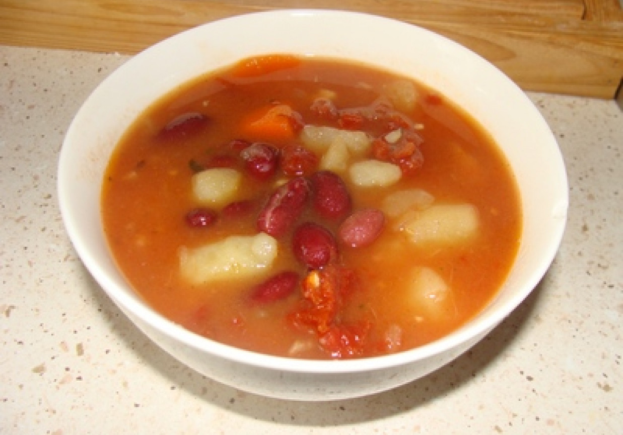 Zupa z czerwonej fasoli z pomidorami foto
