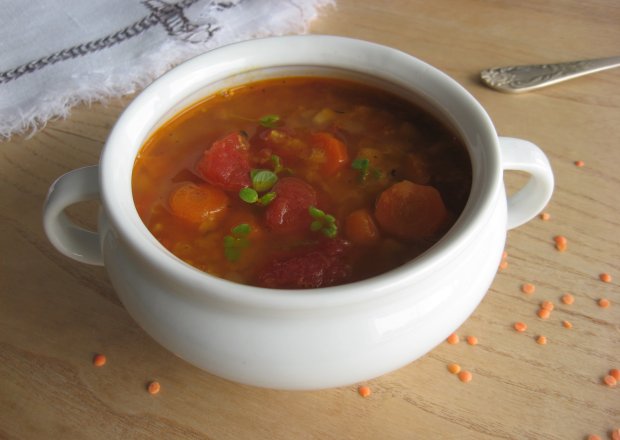 Fotografia przedstawiająca Zupa z czerwonej soczewicy i pomidorów