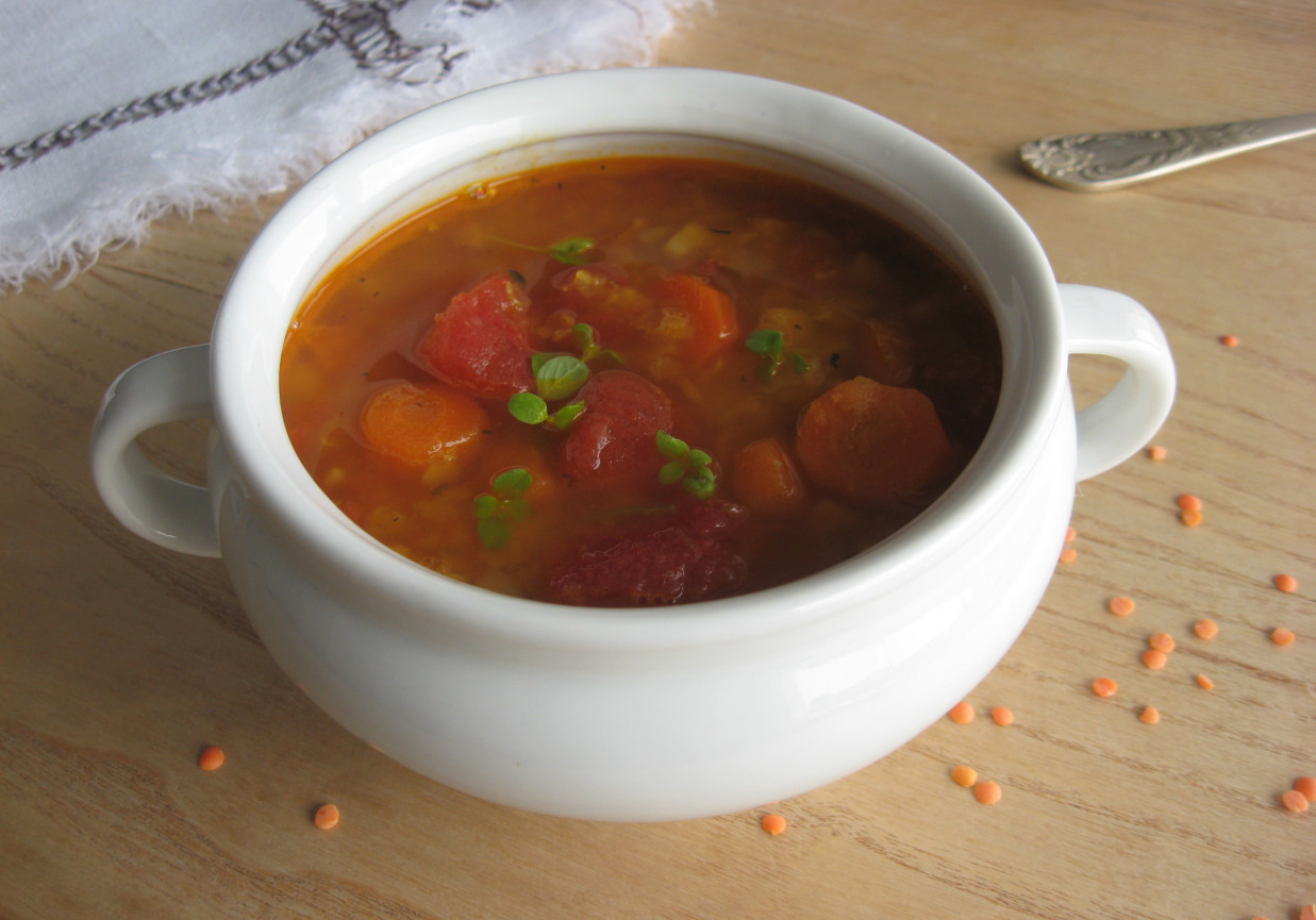 Zupa z czerwonej soczewicy i pomidorów foto
