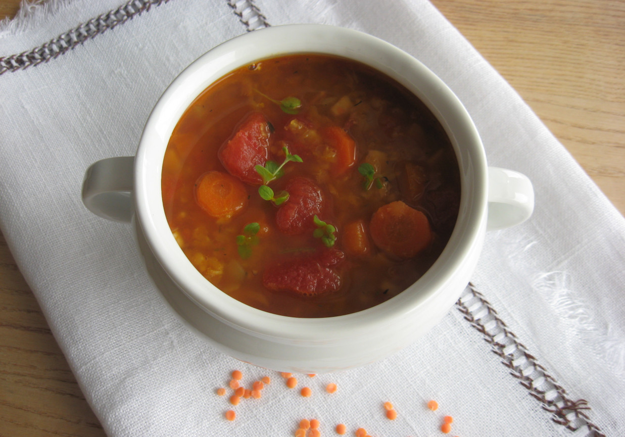 Zupa z czerwonej soczewicy i pomidorów foto