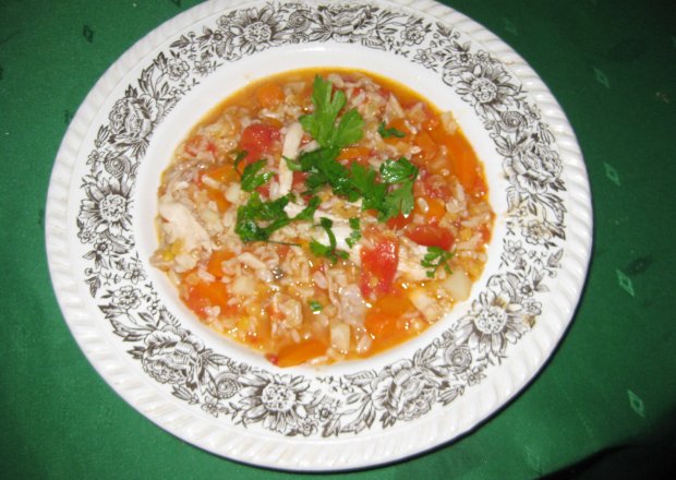 Fotografia przedstawiająca zupa z czerwonej soczewicy na ćwiartkach kurczaka