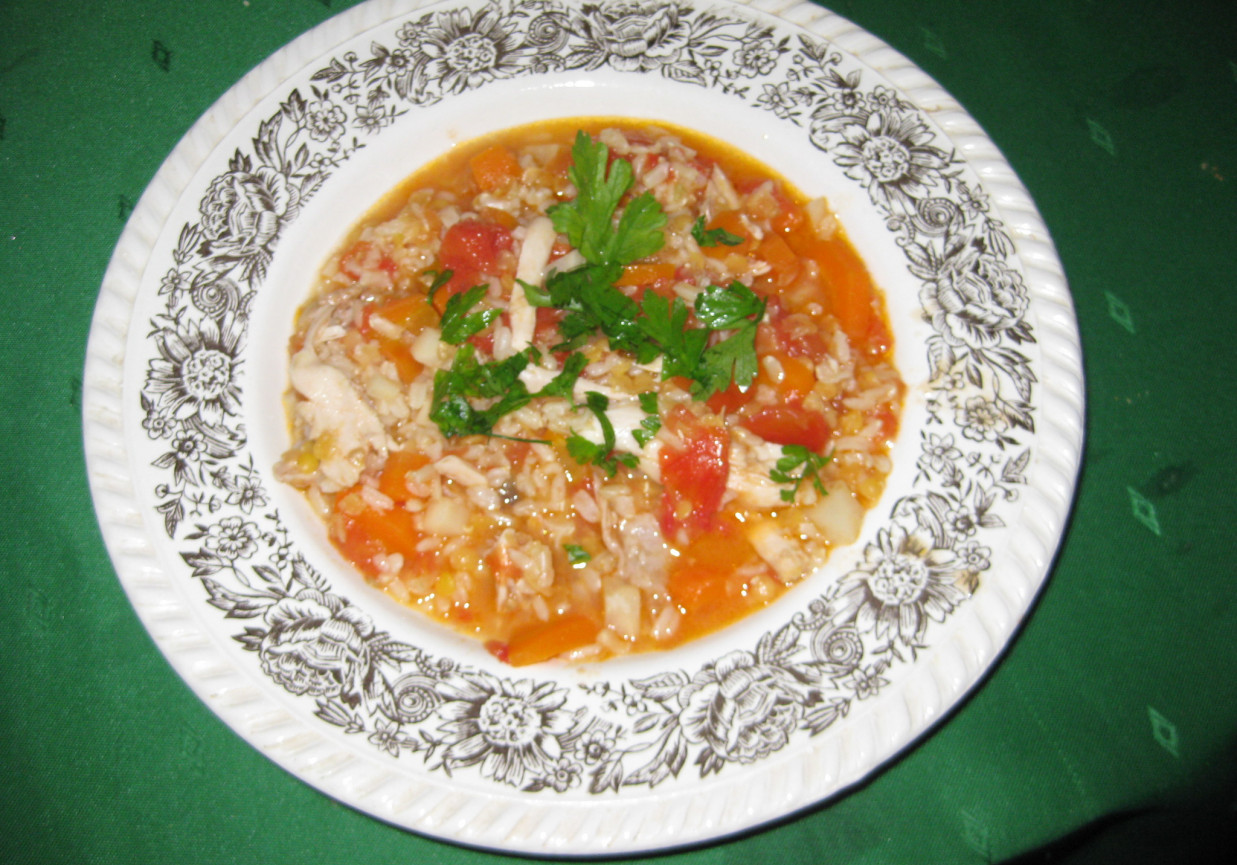 zupa z czerwonej soczewicy na ćwiartkach kurczaka foto