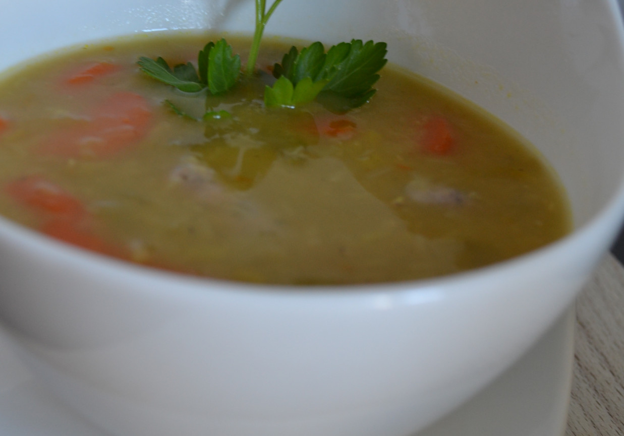 zupa z czerwonej soczewicy z  białą kiełbasą foto