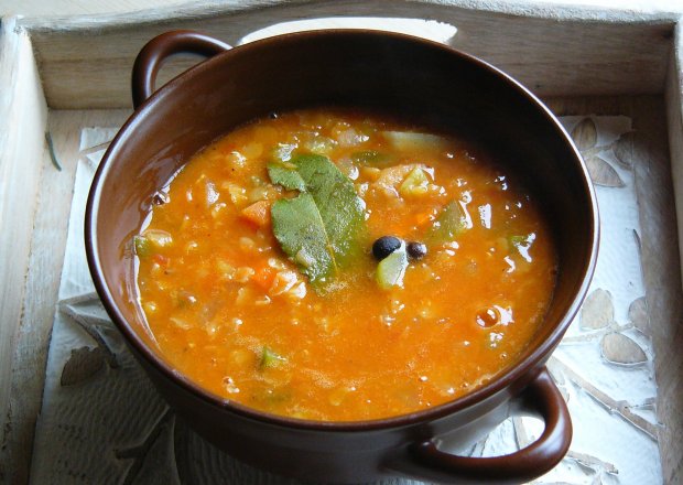 Fotografia przedstawiająca Zupa z czerwonej soczewicy z kiszonym ogórkiem