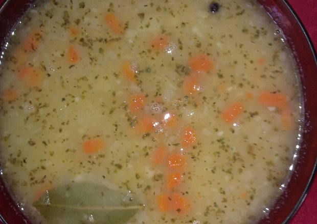 Fotografia przedstawiająca Zupa z czerwonej soczewicy z majerankiem