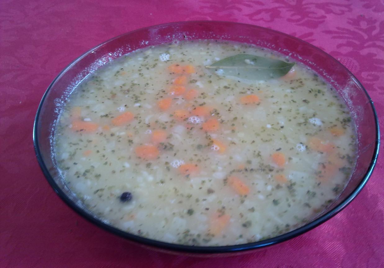Zupa z czerwonej soczewicy z majerankiem foto