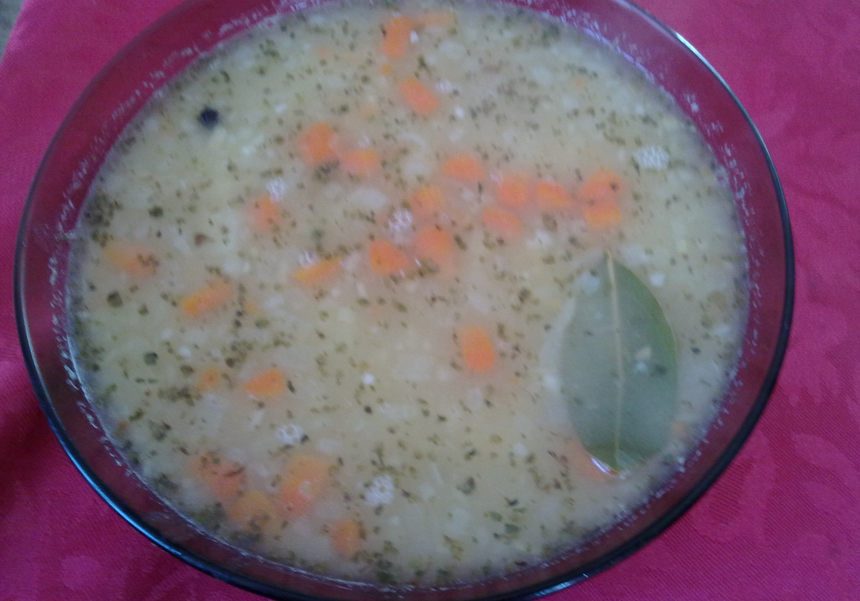 Zupa z czerwonej soczewicy z majerankiem foto