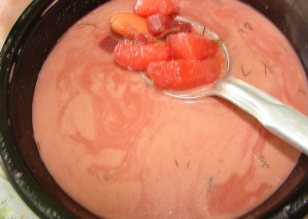 Fotografia przedstawiająca Zupa z czerwonymi burakami