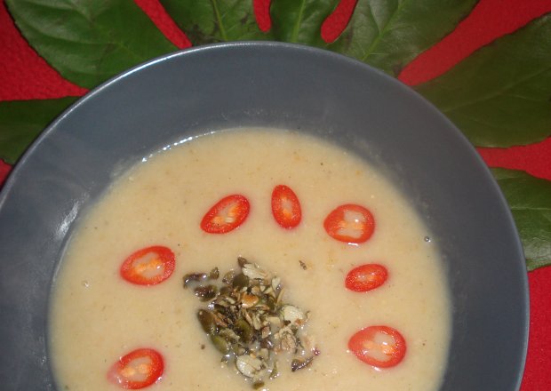 Fotografia przedstawiająca Zupa z dodatkiem chrzanu i papryczki chili