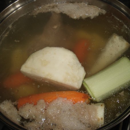 Krok 3 - Zupa z dodatkiem chrzanu i papryczki chili  foto