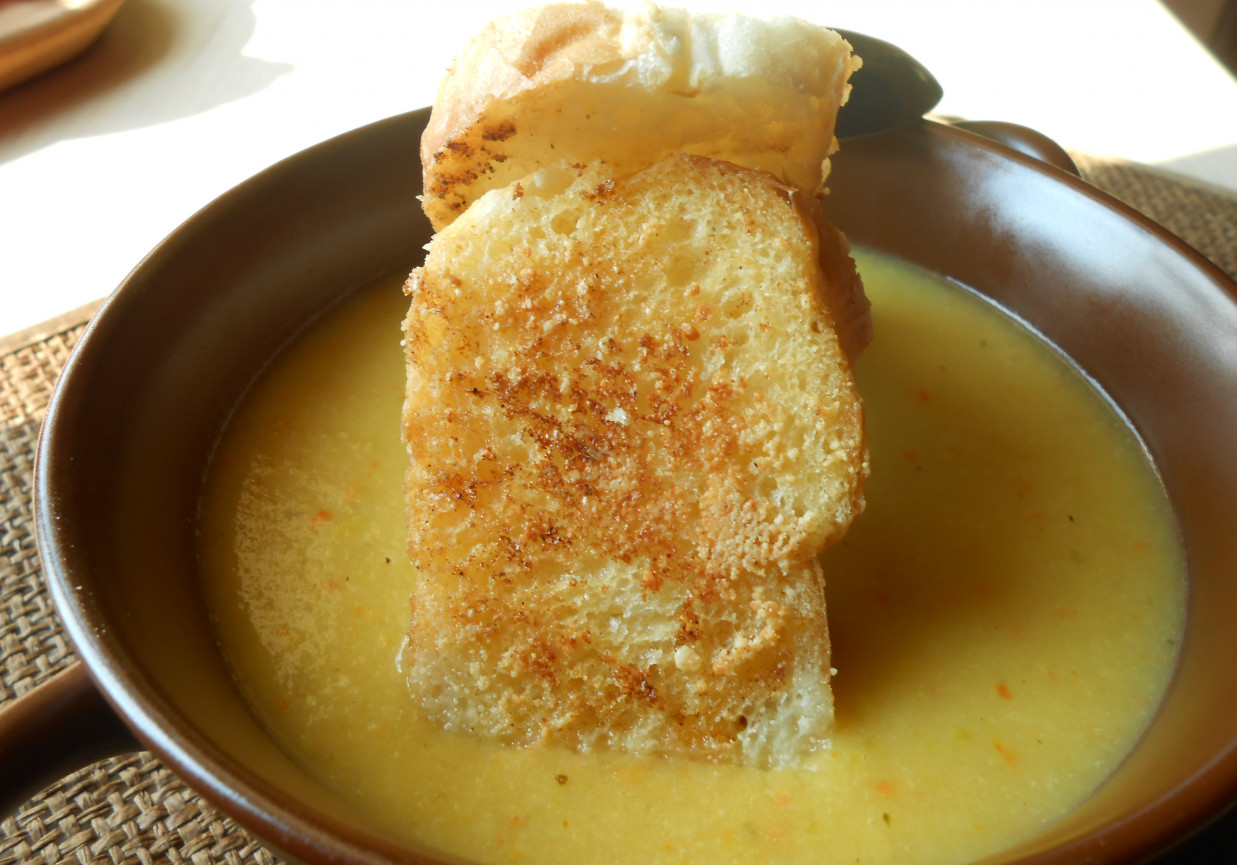 Zupa z dyni i cukinii. foto