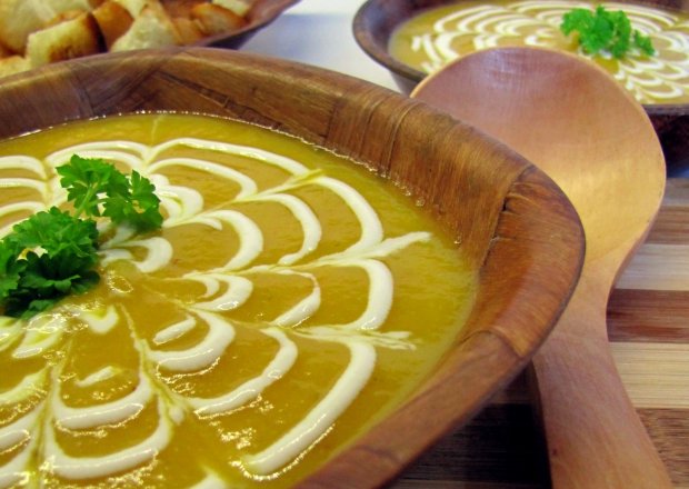 Fotografia przedstawiająca Zupa z dyni z grzaneczkami