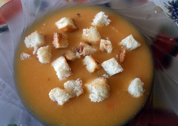 Fotografia przedstawiająca Zupa z dyni z grzankami