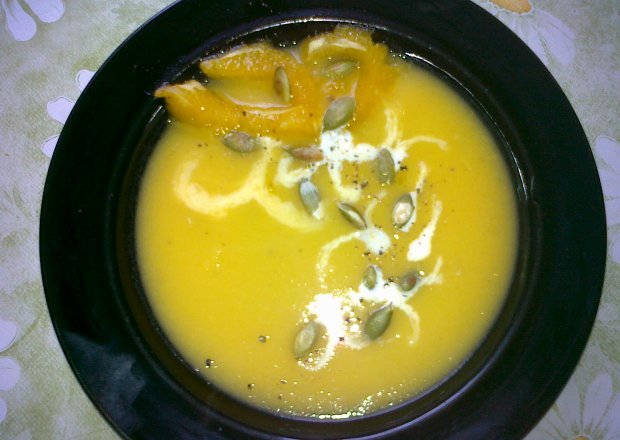 Fotografia przedstawiająca zupa z dyni z karmelizowanymi pomarańczami