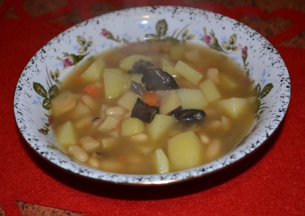 Fotografia przedstawiająca Zupa z fasolą i grzybami