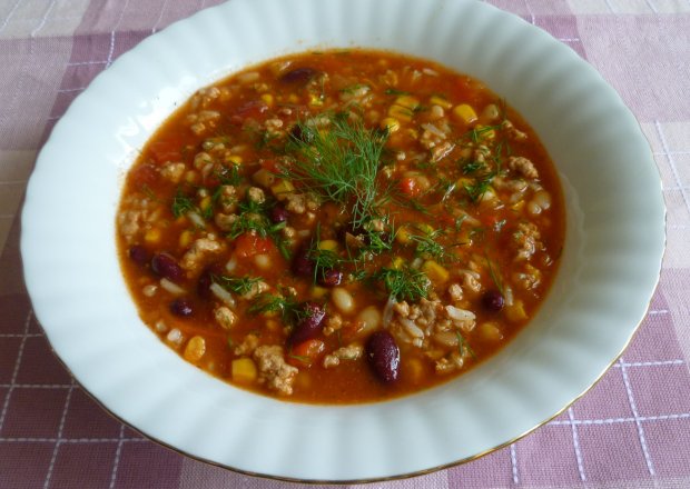 Fotografia przedstawiająca Zupa z fasolą, papryką i mięsem mielonym