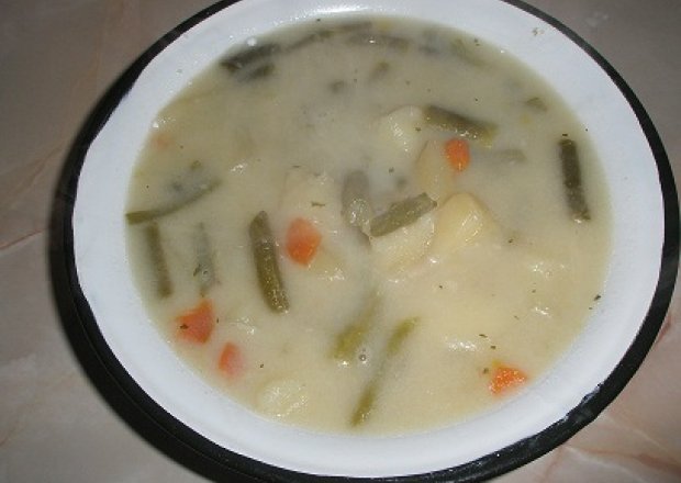Fotografia przedstawiająca zupa z fasoli szparagowej z szynką
