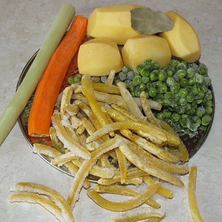 Krok 1 - Zupa z fasolką szparagową i groszkiem foto