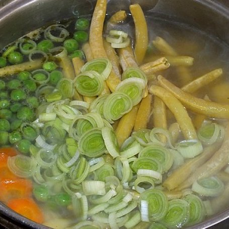 Krok 3 - Zupa z fasolką szparagową i groszkiem foto