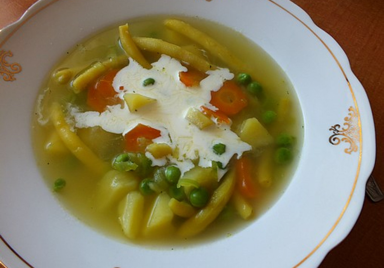 Zupa z fasolką szparagową i groszkiem foto