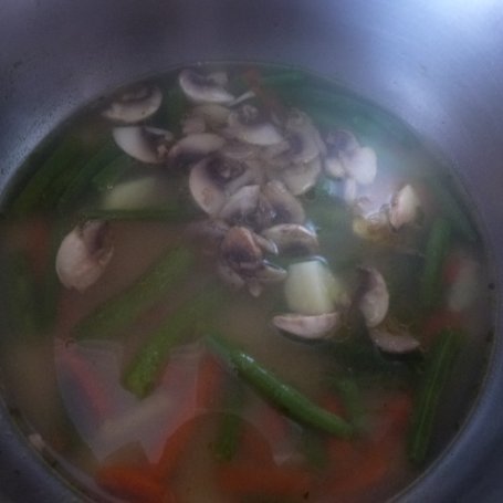 Krok 5 - Zupa z fasolką szparagową  foto