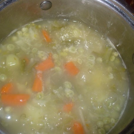 Krok 6 - Zupa z fasolką zieloną i groszkiem foto