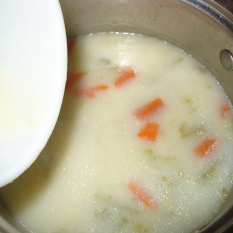 Krok 7 - Zupa z fasolką zieloną i groszkiem foto