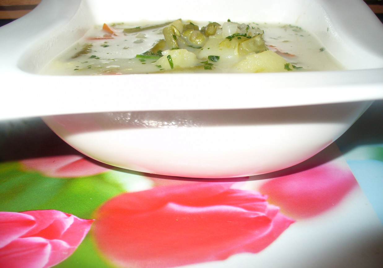 Zupa z fasolką zieloną i groszkiem foto
