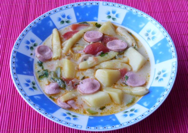 Fotografia przedstawiająca Zupa z fasolką, ziemniakami i parówką