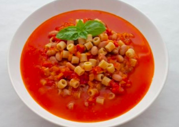 Fotografia przedstawiająca Zupa z fasolki borlotti z makaronem