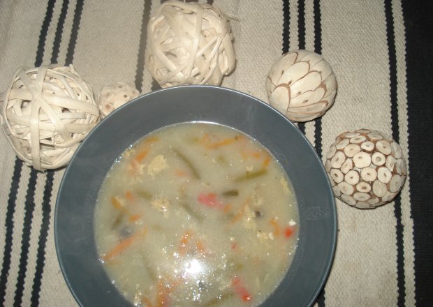 Fotografia przedstawiająca Zupa z fasolki, kaszy i pieczarek
