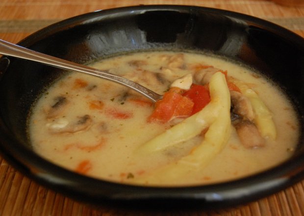 Fotografia przedstawiająca Zupa z fasolki szparagowej i pomidorów
