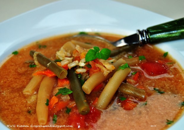 Fotografia przedstawiająca Zupa z fasolki szparagowej z ryżem
