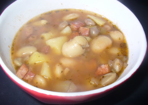 Fotografia przedstawiająca Zupa z grochem i ziemniakami