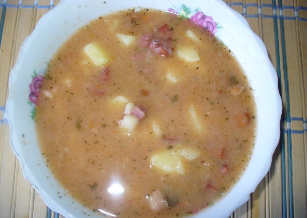 Fotografia przedstawiająca Zupa z grochem i ziemniakami