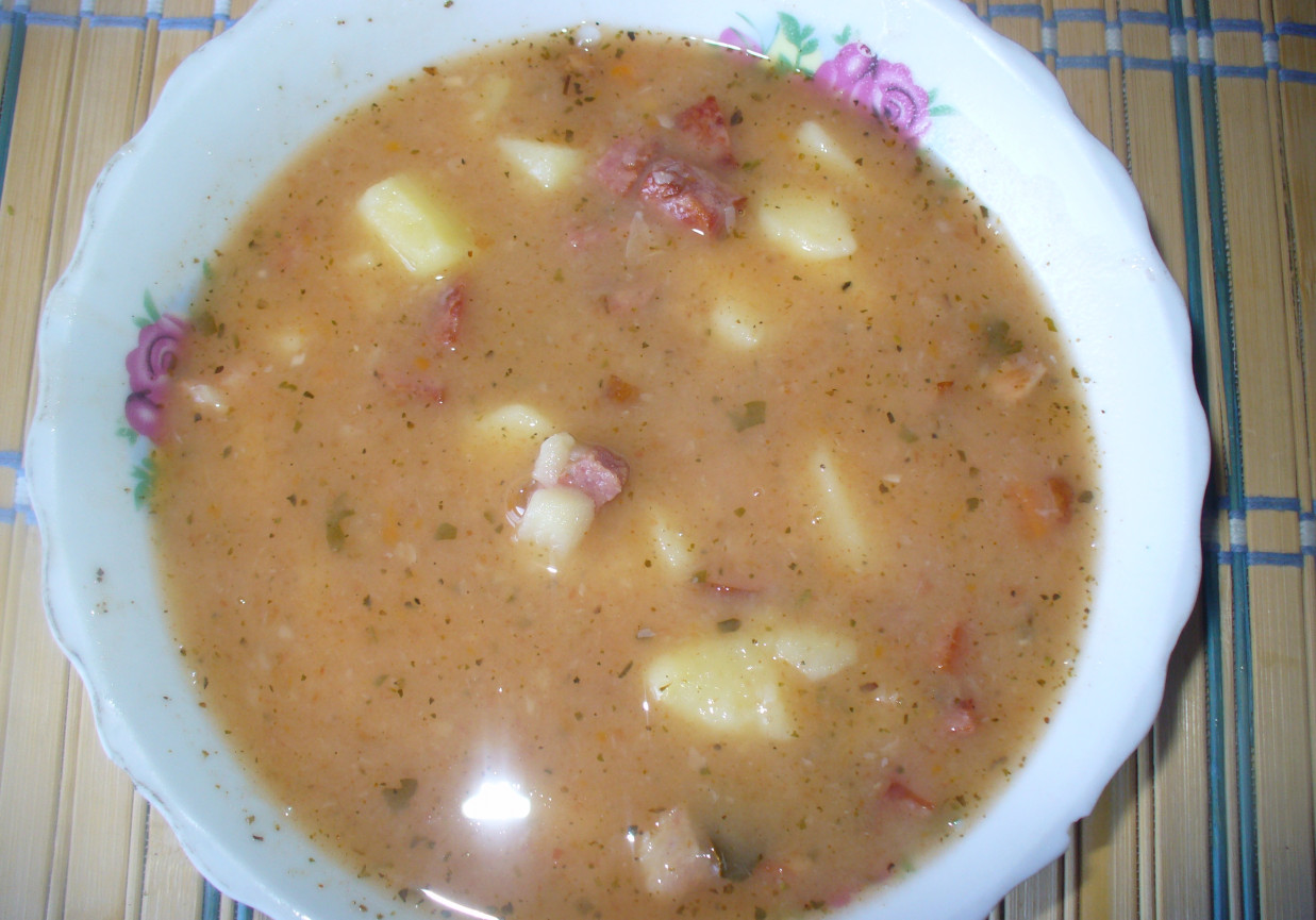 Zupa z grochem i ziemniakami foto