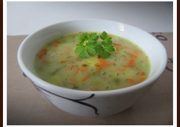 Fotografia przedstawiająca Zupa z Groszkiem Zielonym i Ziemniakami