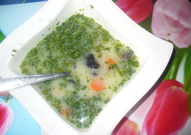 Fotografia przedstawiająca Zupa  z grzybami i jarmużem