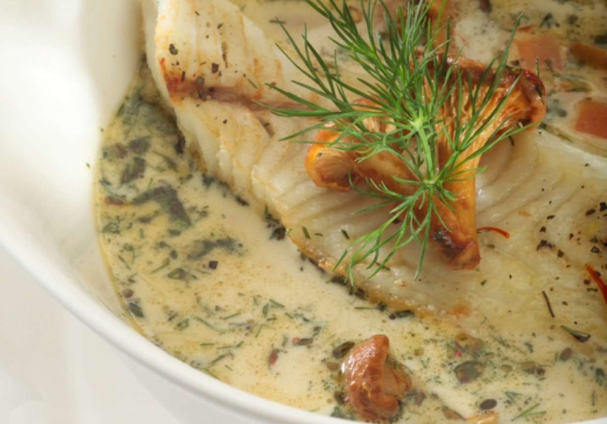 Zupa z grzybów leśnych i łososia norweskiego aromatyzowana oliwą truflową foto