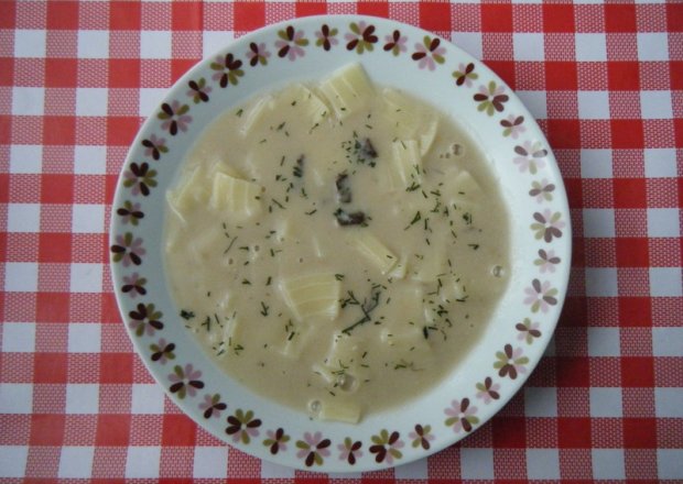 Fotografia przedstawiająca Zupa z grzybów suszonych z łazankami