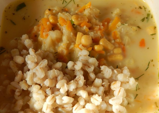 Fotografia przedstawiająca Zupa z kalafiora, kukurydzy i dyni z pęczakiem