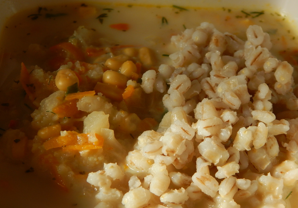Zupa z kalafiora, kukurydzy i dyni z pęczakiem foto