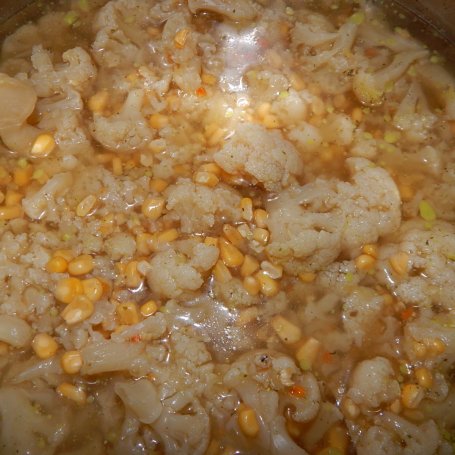 Krok 2 - Zupa z kalafiora, kukurydzy i dyni z pęczakiem foto