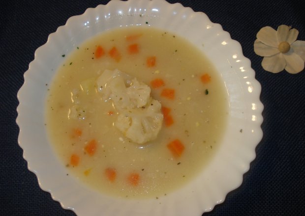 Fotografia przedstawiająca Zupa z kalafiorem i soczewicą