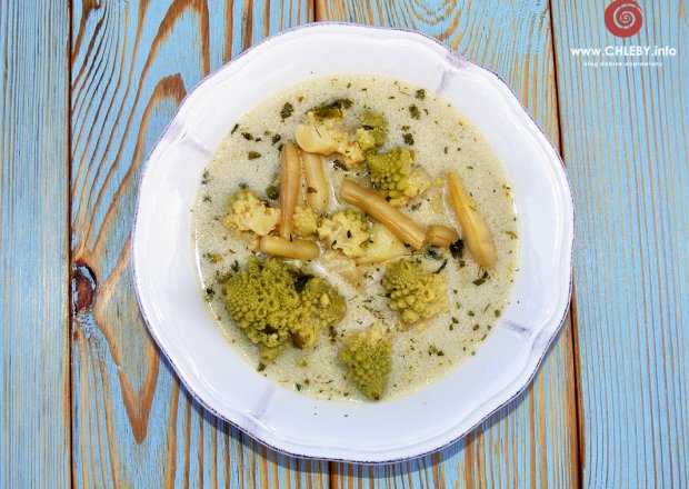 Fotografia przedstawiająca Zupa z kalafiorem romanesco