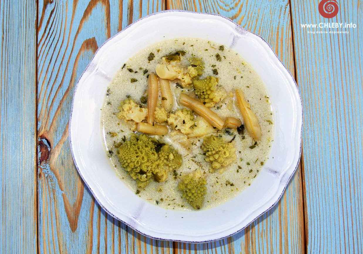 Zupa z kalafiorem romanesco foto
