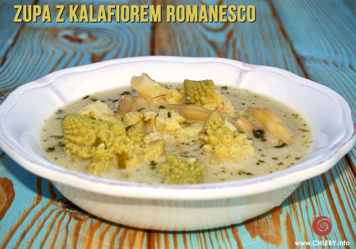 Zupa z kalafiorem romanesco foto