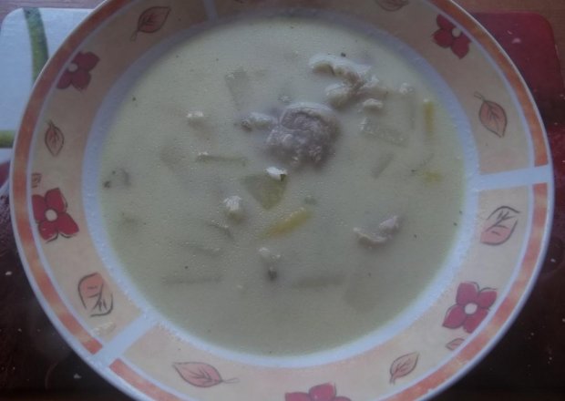 Fotografia przedstawiająca Zupa z kalarepą, fasolką i serkiem topionym