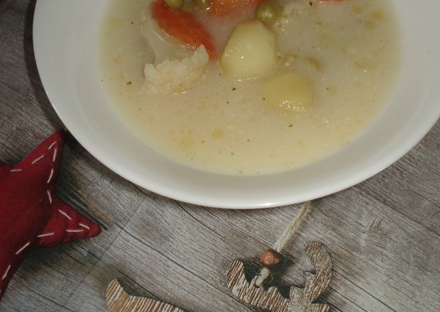 Fotografia przedstawiająca Zupa z kalfiorem, groszkiem i młodymi ziemniakami