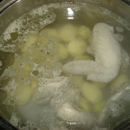 Krok 2 - Zupa z kalfiorem, groszkiem i młodymi ziemniakami foto